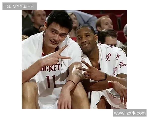 姚明与球迷温馨拥抱瞬间定格展现篮球巨星的人性光辉 姚明与球迷温馨拥抱瞬间定格展现篮球巨星的人性光辉