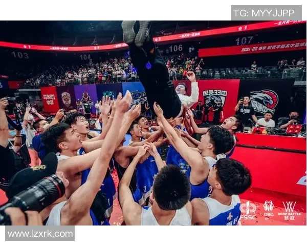 姚明亲临颁奖现场见证篮球荣耀与梦想交汇的精彩时刻 姚明亲临颁奖现场见证篮球荣耀与梦想交汇的精彩时刻