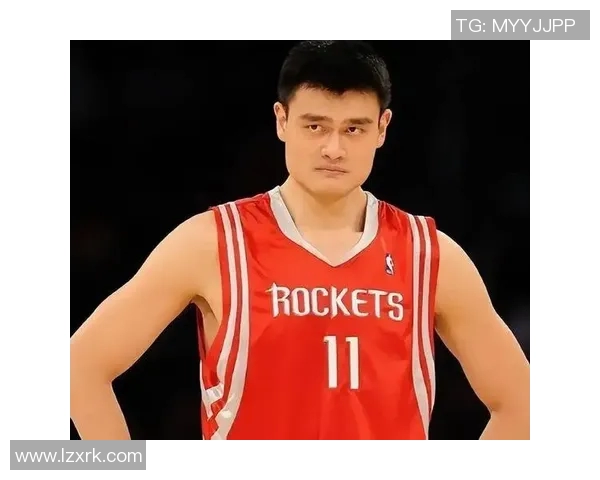 姚明倒地传球瞬间展现篮球智慧与团队协作精神的精彩时刻 姚明倒地传球瞬间展现篮球智慧与团队协作精神的精彩时刻