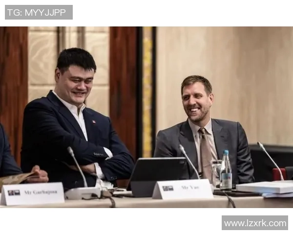 姚明抽签现场热烈气氛引发球迷期待新赛季精彩对决 姚明抽签现场热烈气氛引发球迷期待新赛季精彩对决