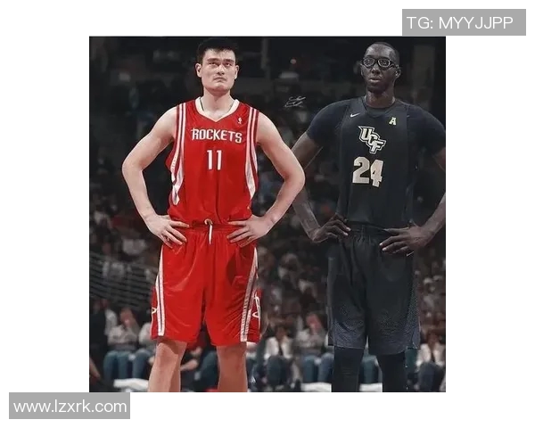 姚明在篮球场上静静等待领导的到来与未来的合作机会