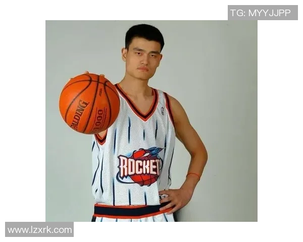 姚明手掌小却成篮球巨星背后的励志故事与奋斗历程