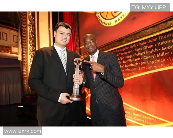 穆托姆博替补姚明的传奇对决与篮球生涯的交错瞬间