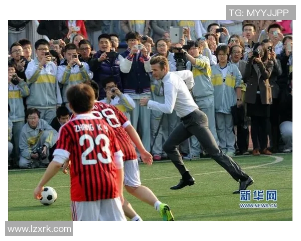 欧美足球明星同框瞬间回顾球场传奇与友谊交织的精彩时刻 欧美足球明星同框瞬间回顾球场传奇与友谊交织的精彩时刻