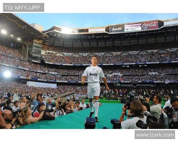 足球明星C罗铜像背后的故事与传奇人生揭秘 足球明星C罗铜像背后的故事与传奇人生揭秘