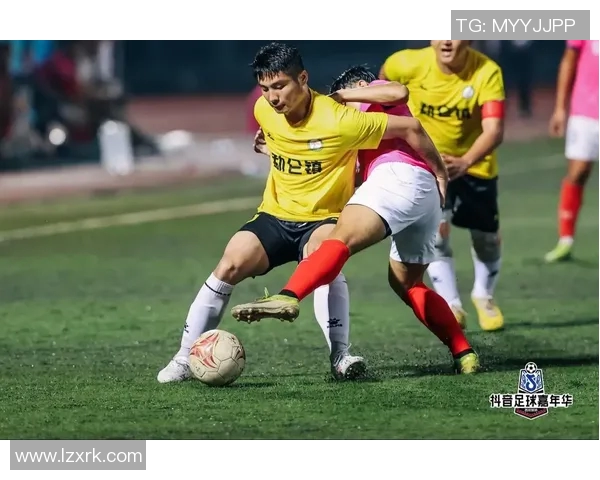 在飞机上畅谈足球梦想与明星的成长故事