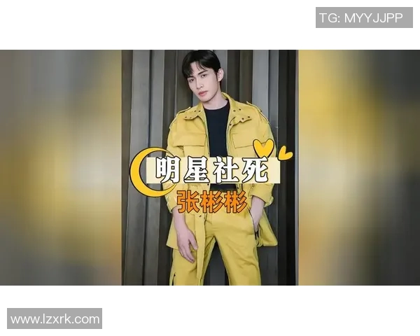 足球明星意外抢镜路人瞬间引发热议网友纷纷评论趣味十足