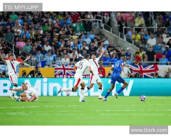 休斯顿队与波特兰队激战正酣足球盛宴引发球迷热情高涨 休斯顿队与波特兰队激战正酣足球盛宴引发球迷热情高涨