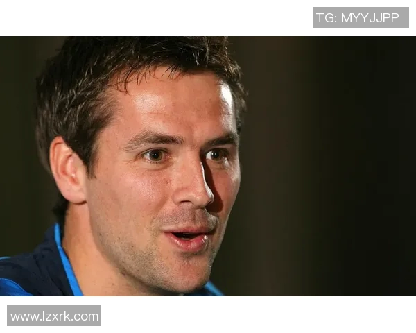 欧文与多位足球明星亲密合影展现友谊与热爱足球的激情瞬间